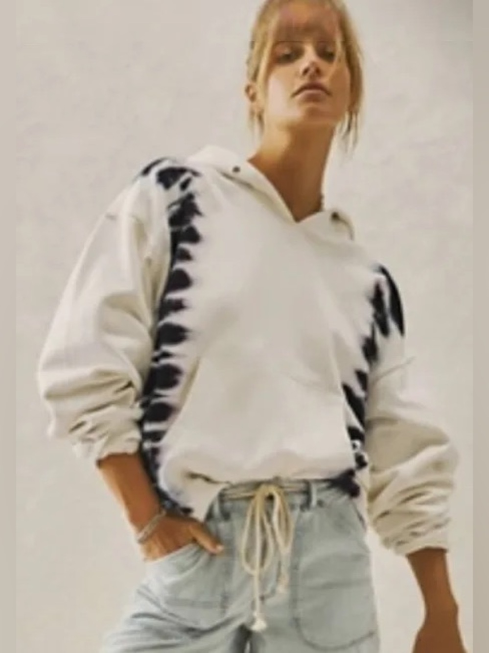 FREE PEOPLE
ITS A VIBE OPTIC WHITE TIE DYE HOODIE | MEDIUM